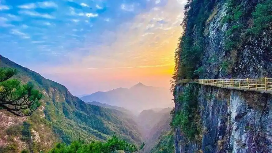 江西明月山是宜春的代表,是国家5a级旅游风景区,还有国内外罕见的富硒