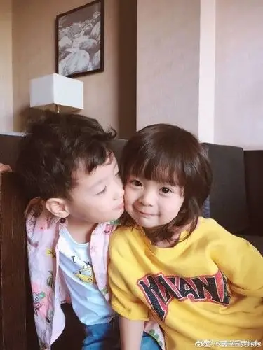 jackson周嘉诚stephan周泽西 你的媳妇@哈彼的哈妮和哈琳 爱上了苹果