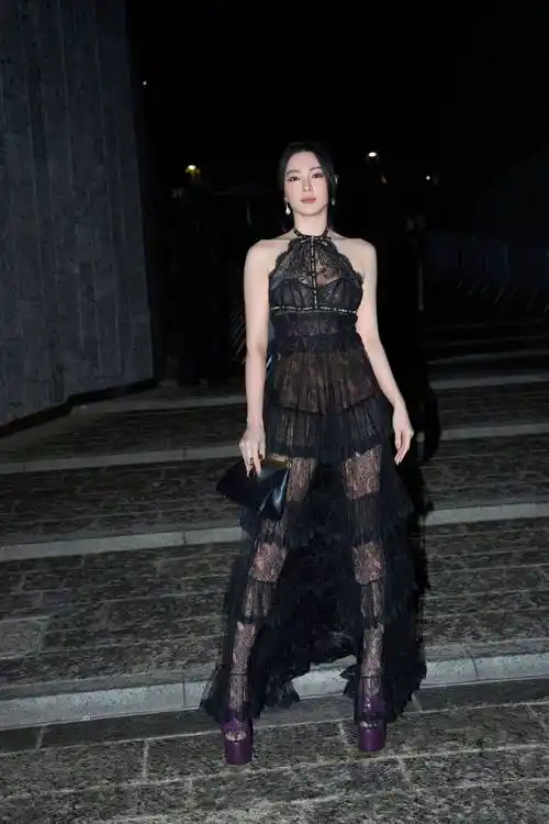张雨绮这身镂空透视蕾丝裙太性感了!像魅惑的黑玫瑰般,妩媚动人!
