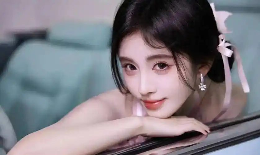 鞠婧祎身穿粉色亮片连衣裙甜美亮相,手捧甜甜圈惊艳全场!