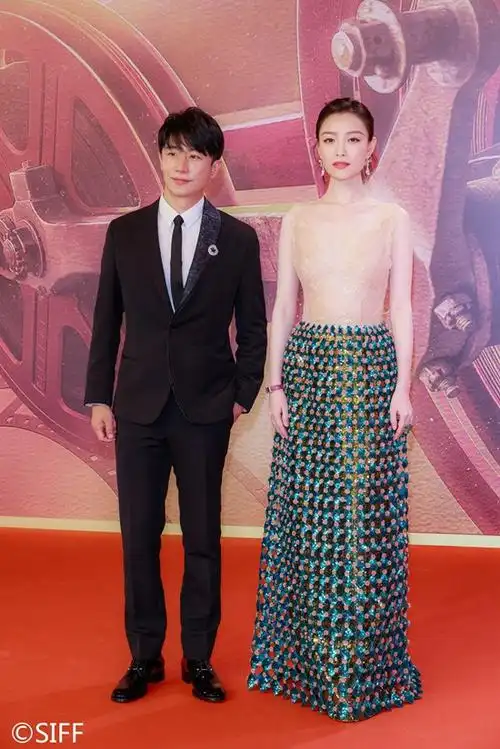 黄轩倪妮携《1921》剧组 亮相上影节开幕式红毯