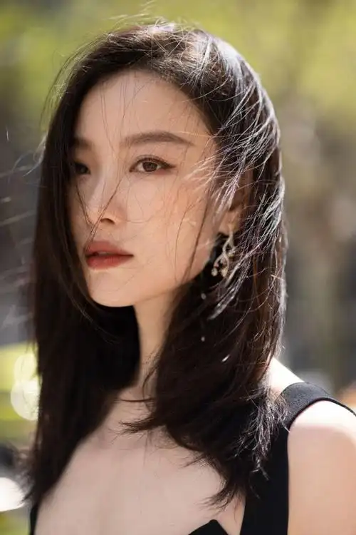 倪妮穿吊带鱼尾裙勾勒完美身材眼神太撩人4