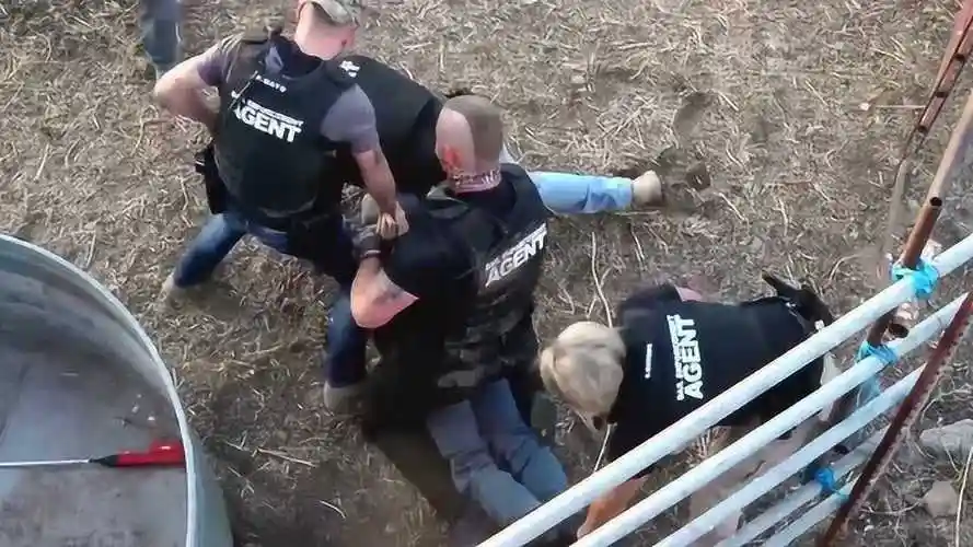 美国赏金猎人抓捕罪犯现场执法手段相当粗鲁场面不堪入目