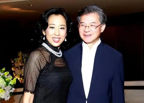 朱玲玲退出罗家财产争夺,放弃600亿身家,网友:与霍启刚离婚有关