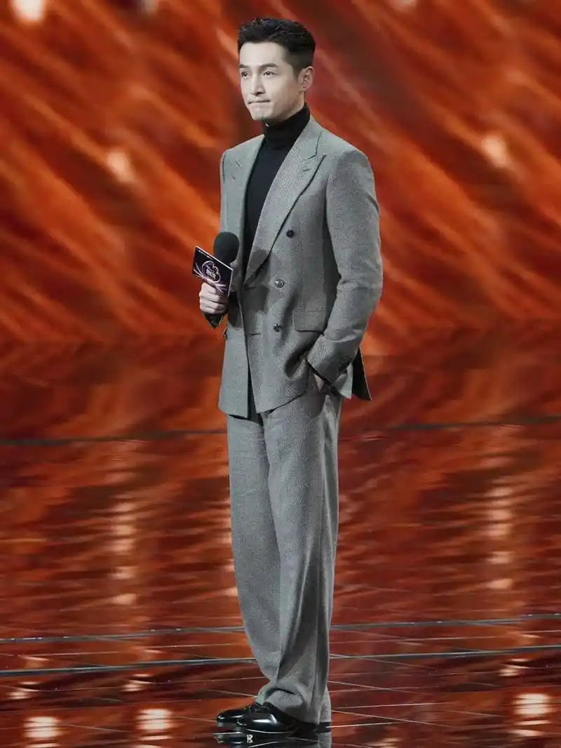 97胡歌他身着阿玛尼西服套装亮相微博之夜,完美展现其绅士儒雅气质