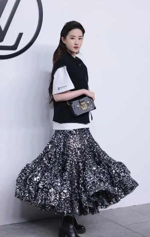 刘亦菲出图##刘亦菲裙子好像钢丝球