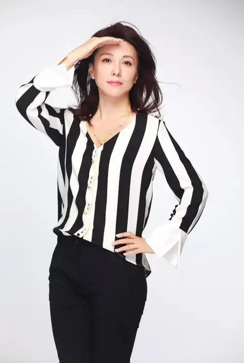 可后来学校一次主持人比赛,她心血来潮报名参加,并拿到了第三名的