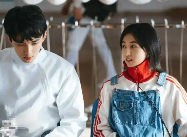 吴磊"瞄"一眼张子枫,接下来的反应太甜了,琼瑶都不敢这么写