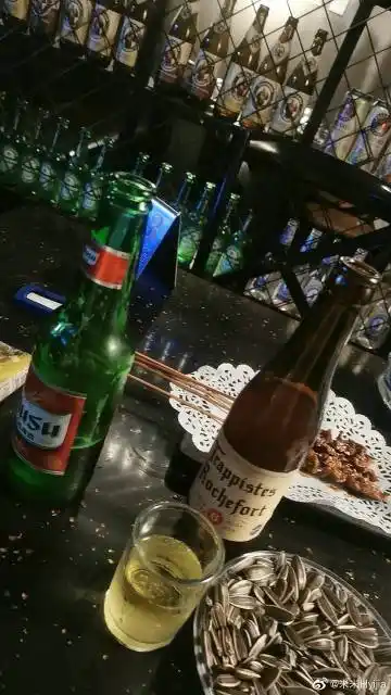 想喝酒的时候,才发现没有一个人能陪你,突然觉得没人爱你,除了自己!