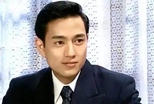 感觉陈俊生还是现代装好看一点,古装确实有点限制了他的颜值.