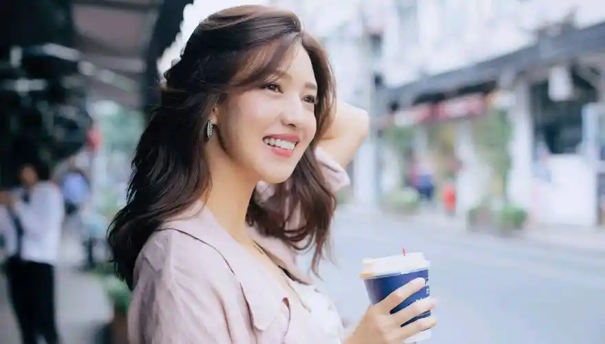 43岁的傅晶还像个少女,是不是有点"过分"了?