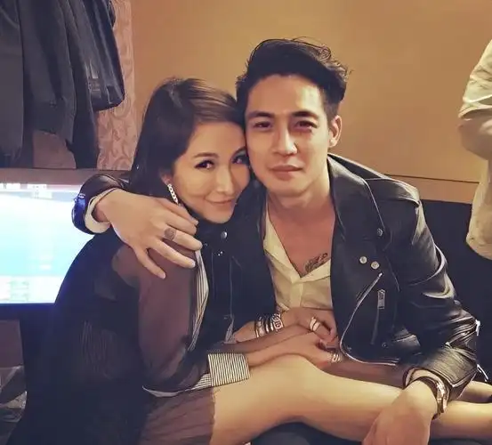 色字头上带刀,爱只选"嫩男"的萧亚轩,现年四十六岁未婚单身