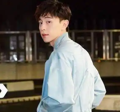 粉丝机场大喊5个字邓伦立马回头对她哈哈大笑网友百试百灵