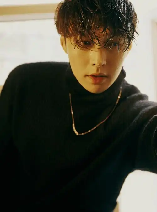 张艺兴写真大片曝光 湿发造型帅气十足