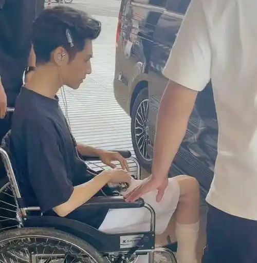 罗云熙工作受伤一只脚连鞋子都穿不上上车只能让人两边架着走