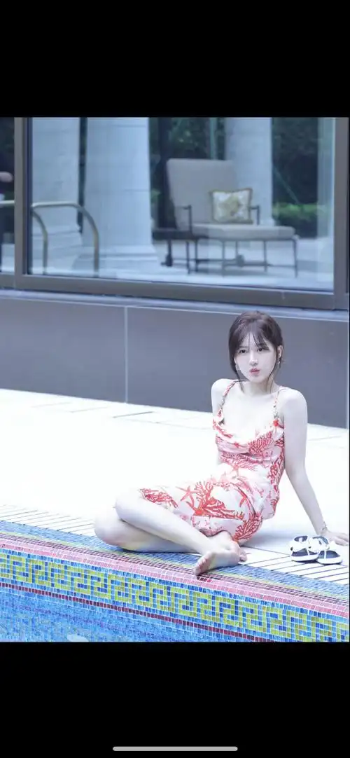 赵露思夏日女友##赵露思泳池边搞怪自拍