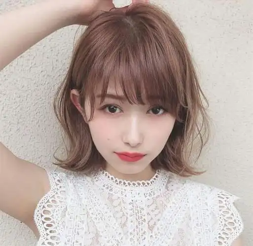 4050岁女人圆脸短发发型这么留,简单又好看