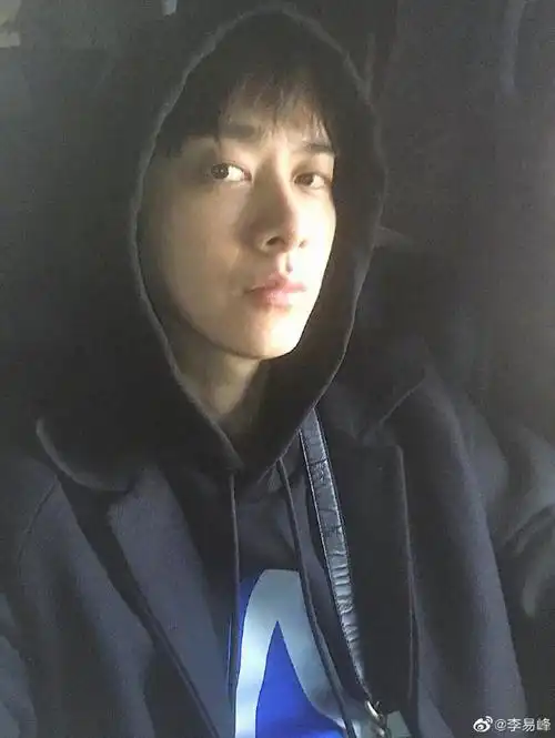 时间总在转圈圈!李易峰晒自拍素颜出镜 文案亮了