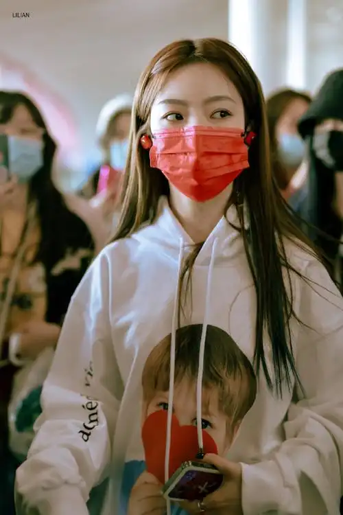 陈卓璇最新机场look一则,身穿小男孩印花连帽卫衣,趣味图案设计尽显