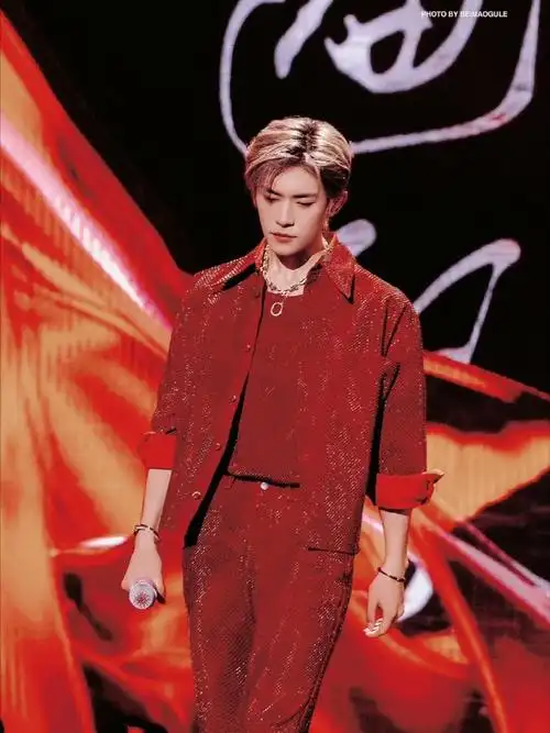 易烊千玺美拉德发色##易烊千玺代言倍轻松