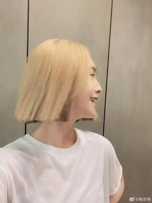 组图:新发型!杨丞琳阴阳头满满时尚感 晒自拍大呼开心