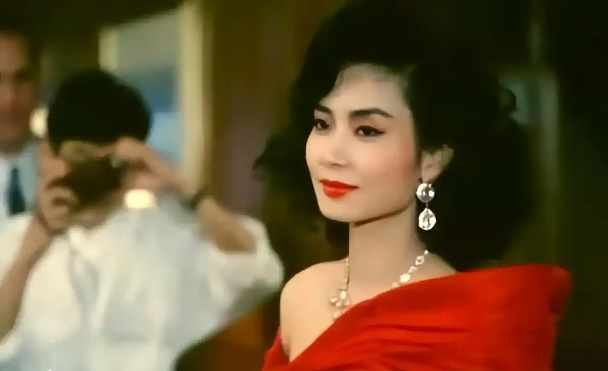 港姐邝美云拒嫁豪门,手握烂牌逆风翻盘,如今身价上亿