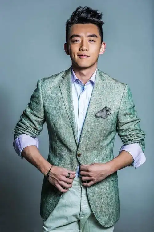 男明星:时尚型男郑恺半身优雅写真-小虾米