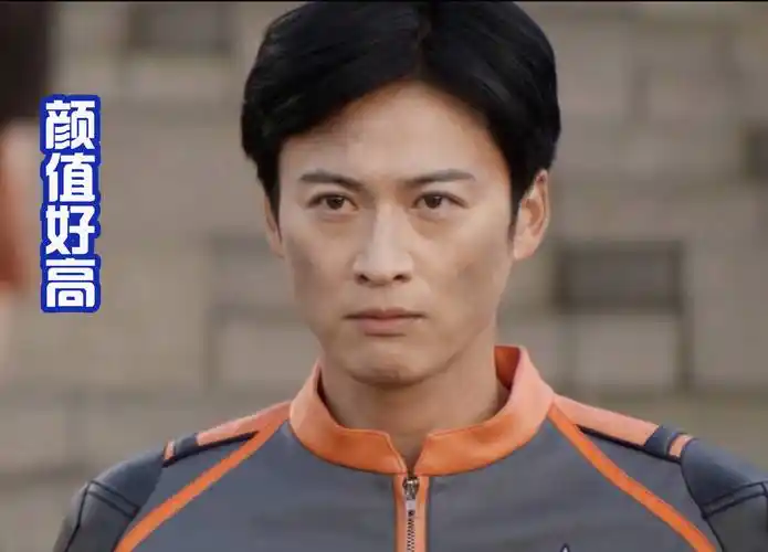 新精英胜利队的队长好勇,上场击断怪兽头角,摘下眼镜颜值很高!