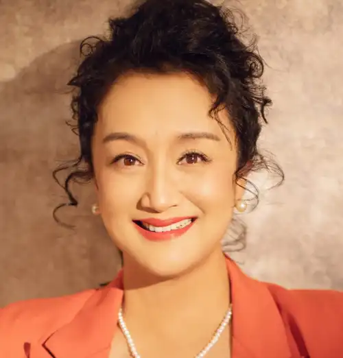 今年60岁的女演员杨昆经常在电影,电视剧中扮演"妈妈,婶婶"等角色