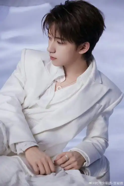 贺峻霖穿的是裙子吗#贺峻霖写真造型分享,白色造型别致且高级,在吧创