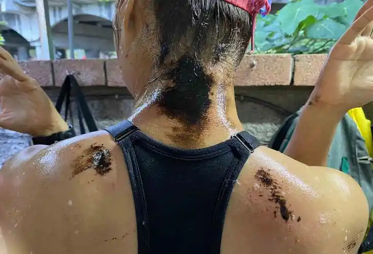 哎呀10多名泳客游完上岸满身黑油