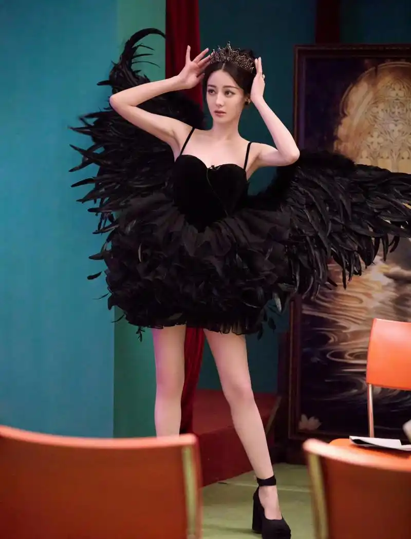 迪丽热巴黑天鹅造型,适配度绝了,美得下一秒就要飞走上天的感觉.