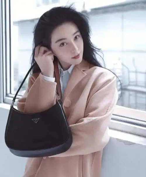 背prada的女王明星同款金晨cleo腋下包