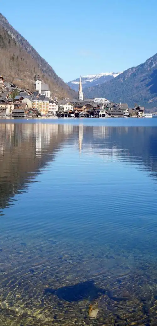 湖水倒映着城镇的建筑美景,高清图片,手机壁纸