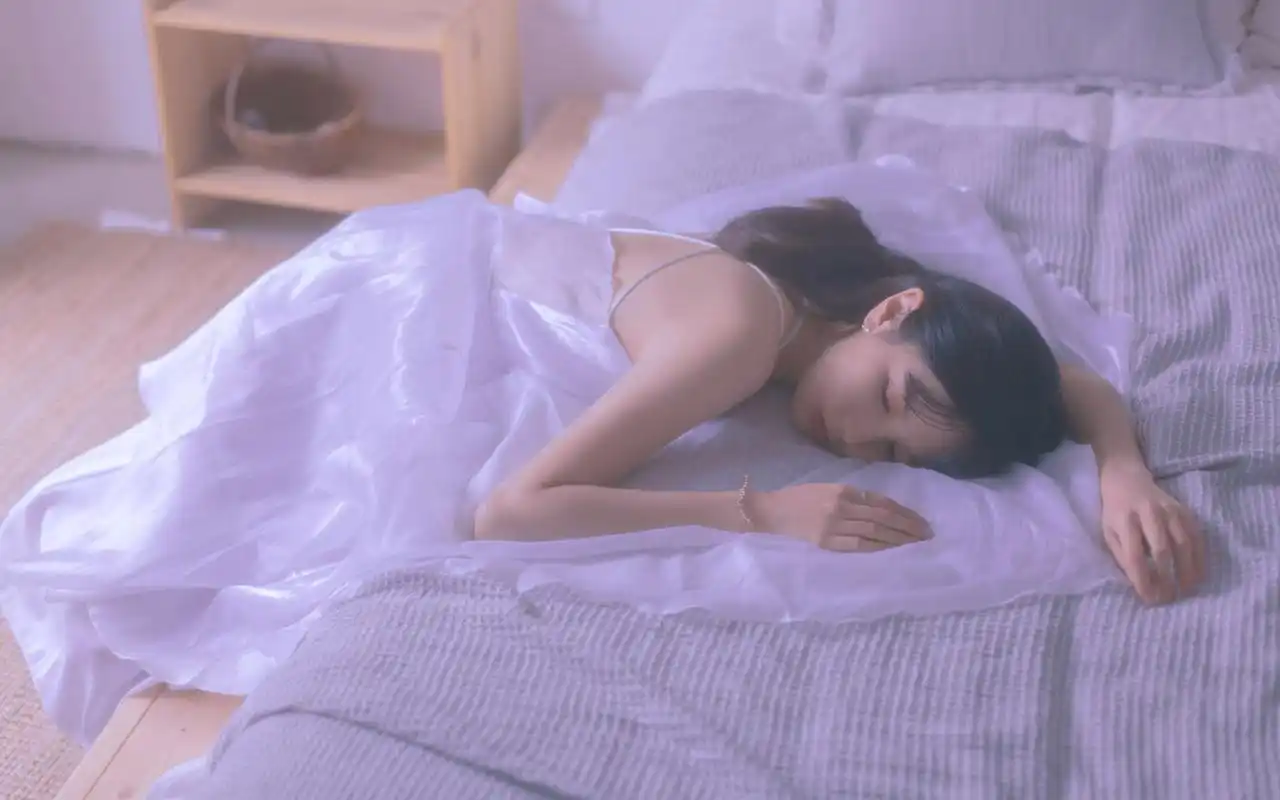 吊带美女性感诱人写真桌面壁纸高清大图预览1920x1200_美女壁纸下载