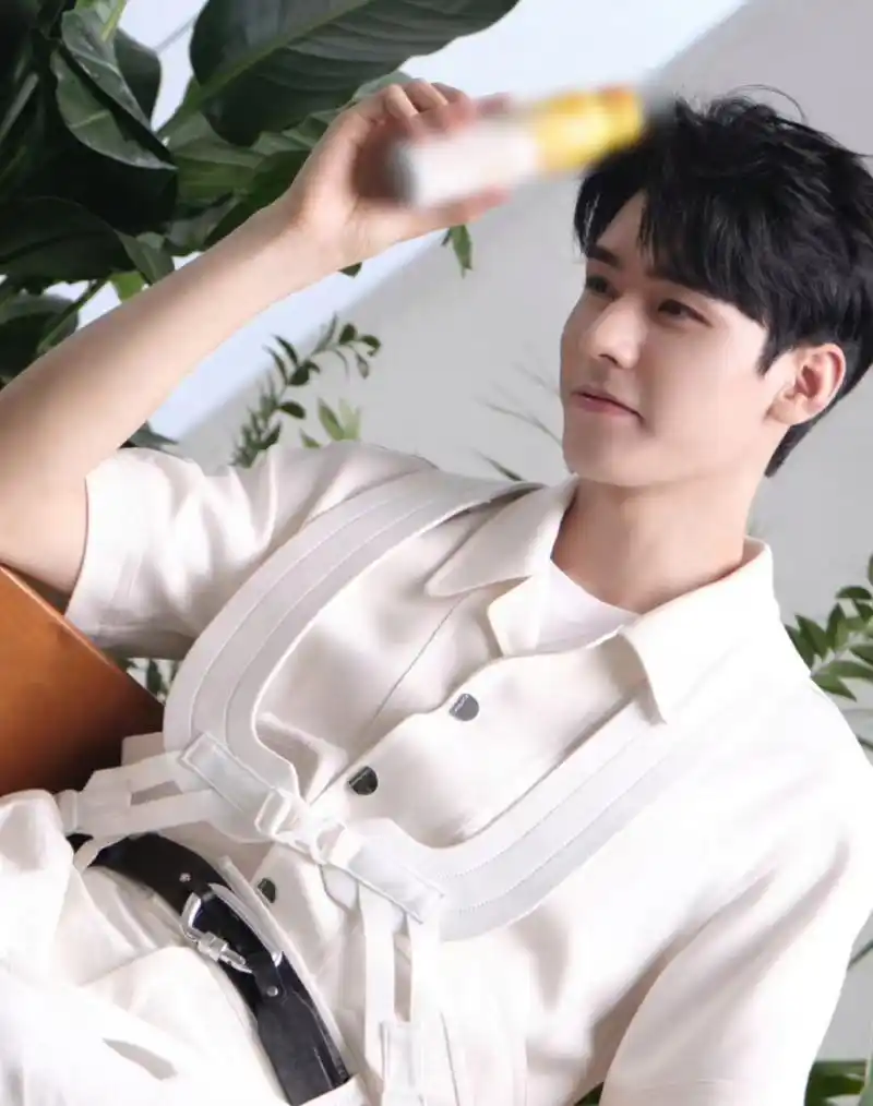 龚俊为品牌拍摄的怼脸镜头,男生能有这样细腻白皙的皮肤确实让人羡慕