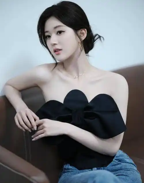 赵露思蝴蝶结抹胸造型