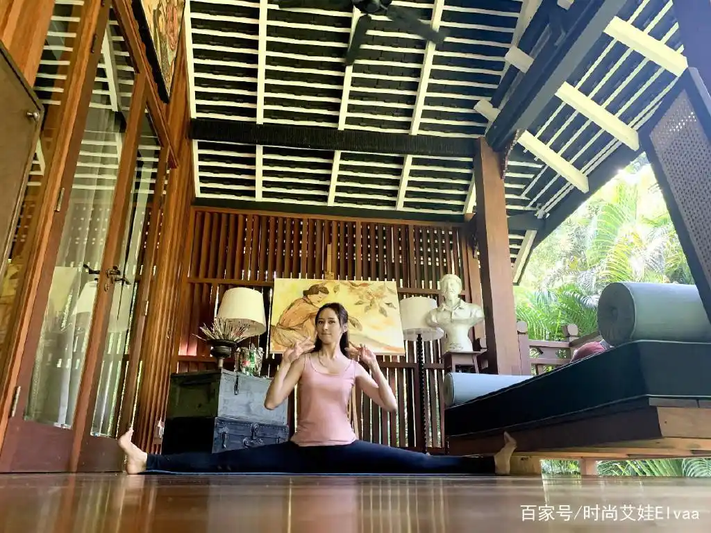 胡静晒瑜伽照,健美裤配紧身背心美得高调,169cm秀一字马成焦点