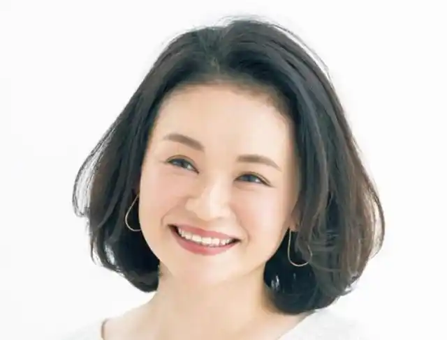 50-60岁的女人来讲,在日常如果要换发型,真的不妨试试这种锁骨短烫发