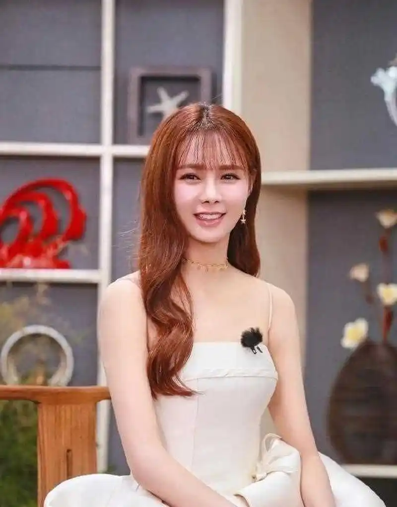 沈梦辰自曝斑秃,脱发问题年轻化引热议…脱发不再只是中老年人的"专利