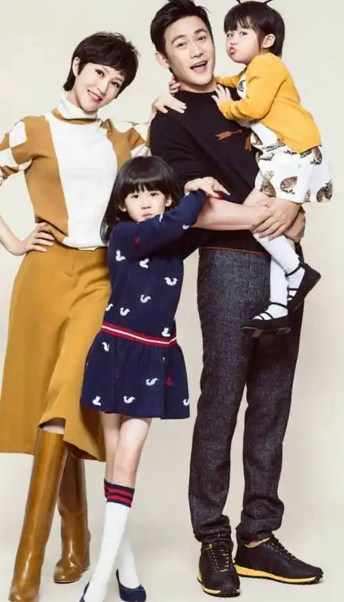 陆毅一家四口逛商场,穿搭休闲也遮不住大长腿,俩女儿亭亭玉立