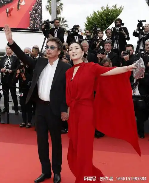 真没见过这样的巩俐穿深v绿裙配卷发这恐怕是她最妖冶的造型