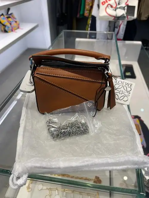 不要考虑它能装什么 就说它可爱不 5xxx 价钱不要太好哦#罗意威loewe