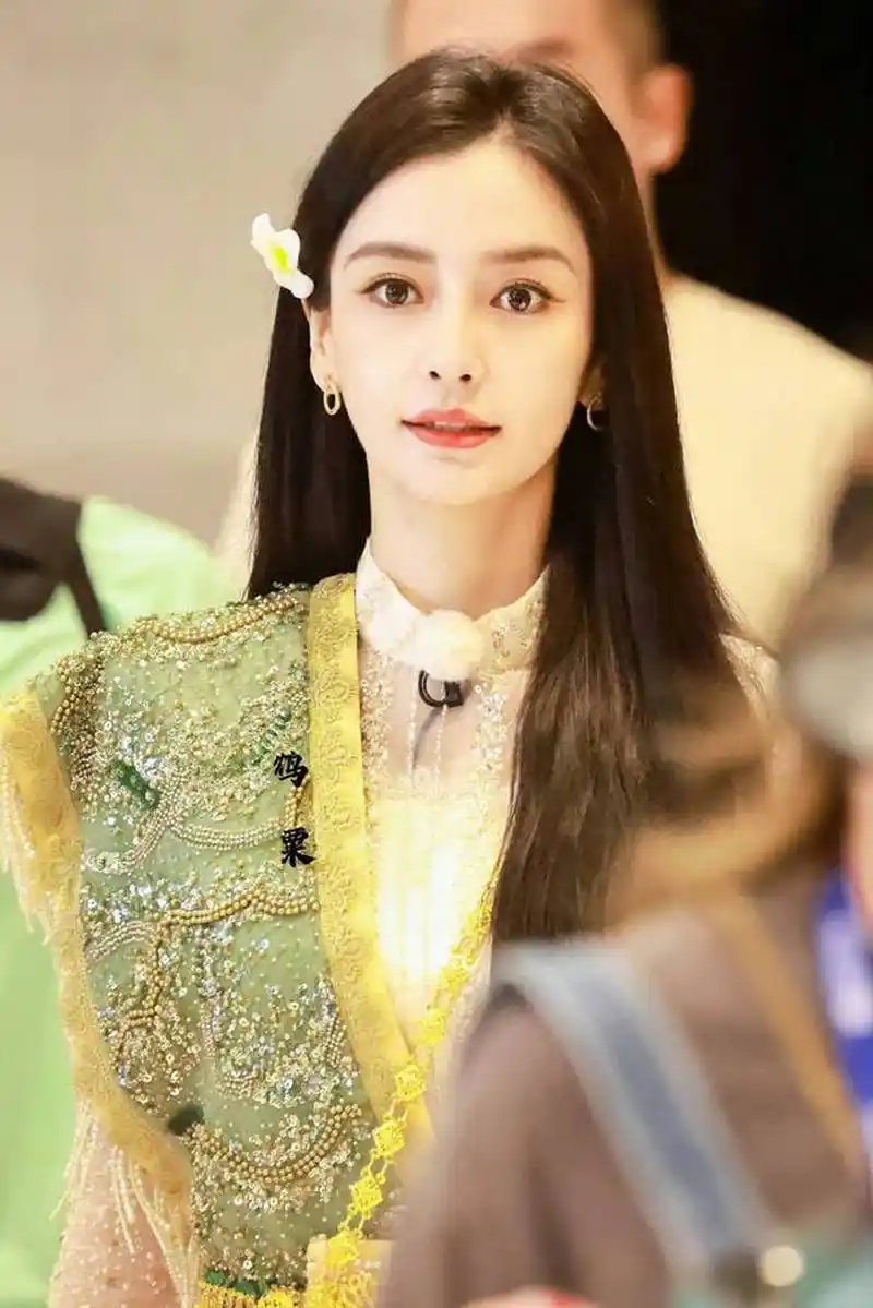 杨颖分享泰国《跑男》造型照 穿提花丝绸长裙好美  在6月10日,angela