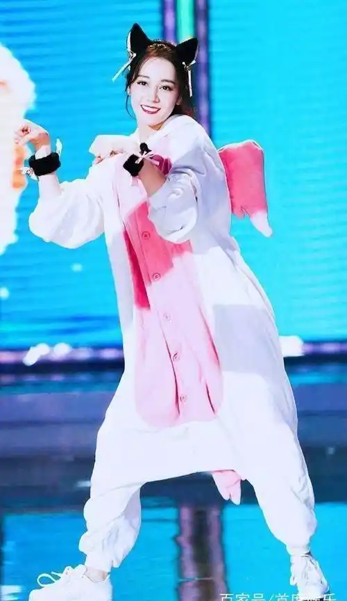 原创粉丝问什么时候娶我王俊凯千玺羞涩热巴的回答让人服气