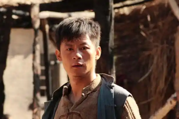 演员李健:19岁演戏,42岁因《狂飙》走红,娶初中恋人幸福一生!