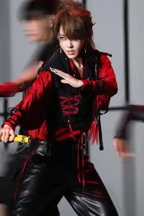 《乘风2024》的初舞台,@刘忻唱起了2011年《快乐女声》选秀时第一次