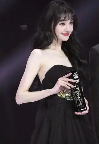 郑爽也走成熟路线,一袭"黑纱抹胸"裙十分吸睛,脖子却不敢直视