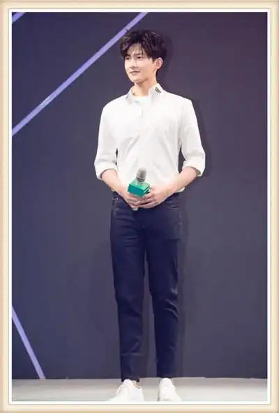 杨洋现身机场衣品大变太辣眼网友难不成要走陈志朋路线