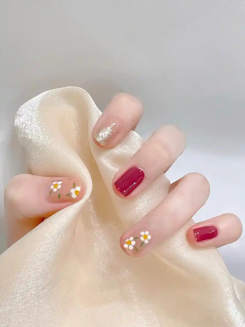 气质加倍!温柔又可爱的小花花美甲98#超好看的美甲 #显白美 - 抖音